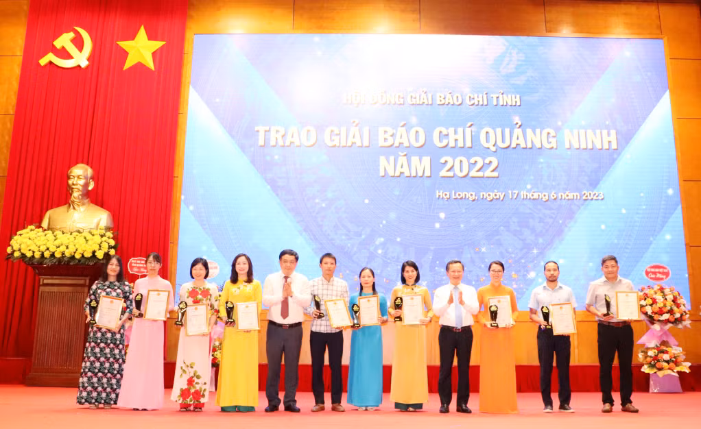 Đồng chí Cao Tường Huy, Quyền Chủ tịch UBND tỉnh và đồng chí Mai Vũ Tuấn, Chủ tịch Hội Nhà báo tỉnh, Giám đốc Trung tâm Truyền thông tỉnh trao giải Nhất cho các tác giả đoạt giải.