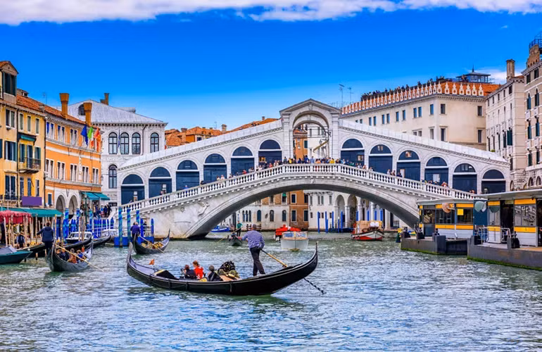 Venice (Italy) có hàng trăm con kênh, cây cầu, con hẻm và thuyền gondola, khiến nơi đây là nơi có trải nghiệm thú vị nhất cho du khách. Đặc biệt, du khách sẽ được tìm hiểu nền văn hoá dọc theo dòng chảy của con kênh. Ảnh: Italy.
