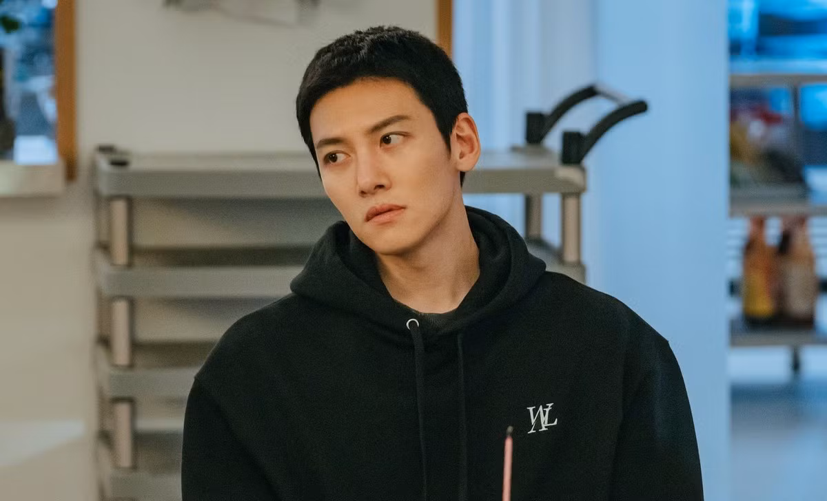 Từng là nghệ sĩ sân khấu nhạc kịch, Ji Chang Wook trở thành diễn viên màn bạc khi mới ngoài 20 tuổi và lần đầu nổi lên khi đóng bộ phim Cười lên Donghae năm 2010. Từ đây, anh bứt phá thành sao hạng A với nhiều tác phẩm hot, được yêu mến ở nhiều quốc gia châu Á, đặc biệt là Hoàng hậu Ki, Healer (Cứu thế). Nam diễn viên sinh năm 1987 đóng đa dạng thể loại vai, từ hành động như Mật danh K2 đến phim hài, tình cảm Cửa hàng tiện lợi Saet Byul… Gần đây, Ji Chang Wook bước vào kỷ nguyên phim của các nền tảng trực tuyến khi tham gia loạt phim The Sound of Magic của Netflix và sắp tới là phim kinh dị The Worst of Evil do Disney+ sản xuất.