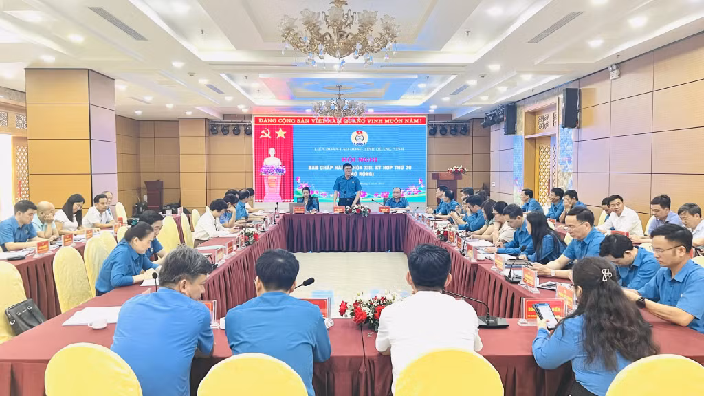Quang cảnh họp BCH LĐLĐ tỉnh.
