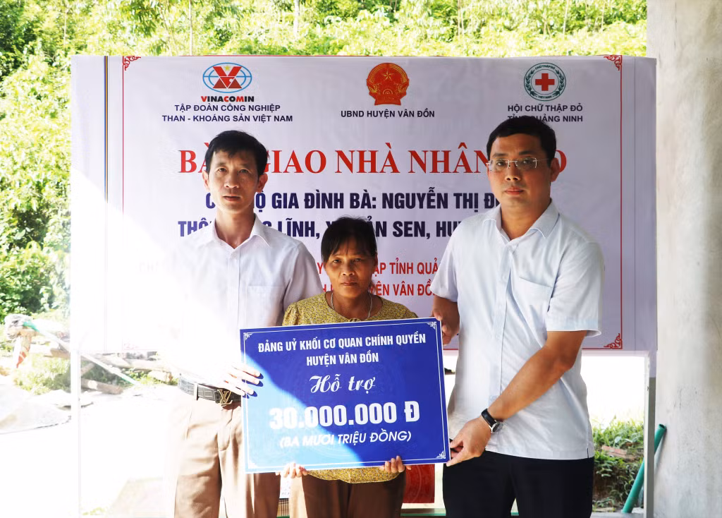 Đại diện các tổ chức và các nhà hảo tâm trao kinh phí hỗ trợ và tặng quà cho gia đình bà Nguyễn Thị Đương – Thôn Đông Lĩnh xã bản Sen&nbsp;