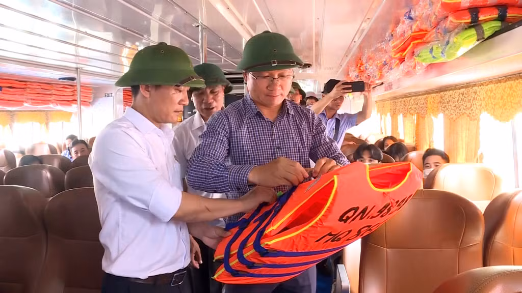 Lực lượng chức năng kiểm tra áo phao và các thiết bị đảm bảo an toàn cho du khách trên tàu du lịch.