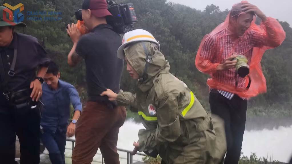 Nhóm phóng viên các cơ quan báo chí trung ương tác nghiệp tại tỉnh Quảng Ninh phản ánh tình hình cơn bão số 3 (bão yagi) vào tháng 9/2024. Ảnh NVCC