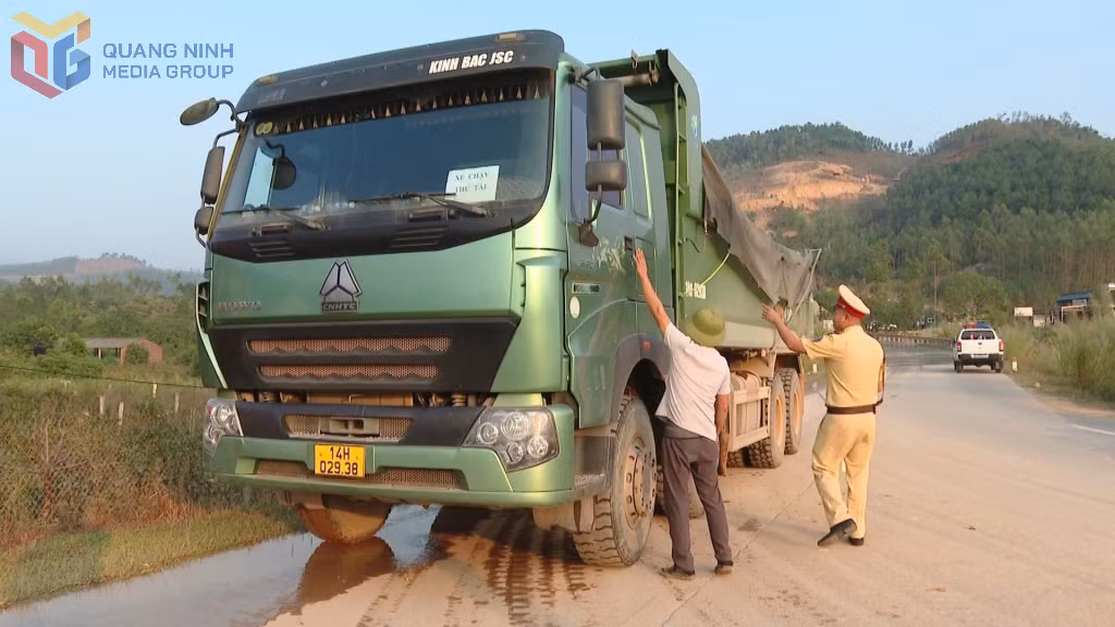 Cán bộ Đội CSGT Đường bộ số 1, Phòng CSGT, Công an tỉnh kiểm tra kích thước thành thùng phương tiện vận chuyển hàng hoá trên địa bàn TP Đông Triều.