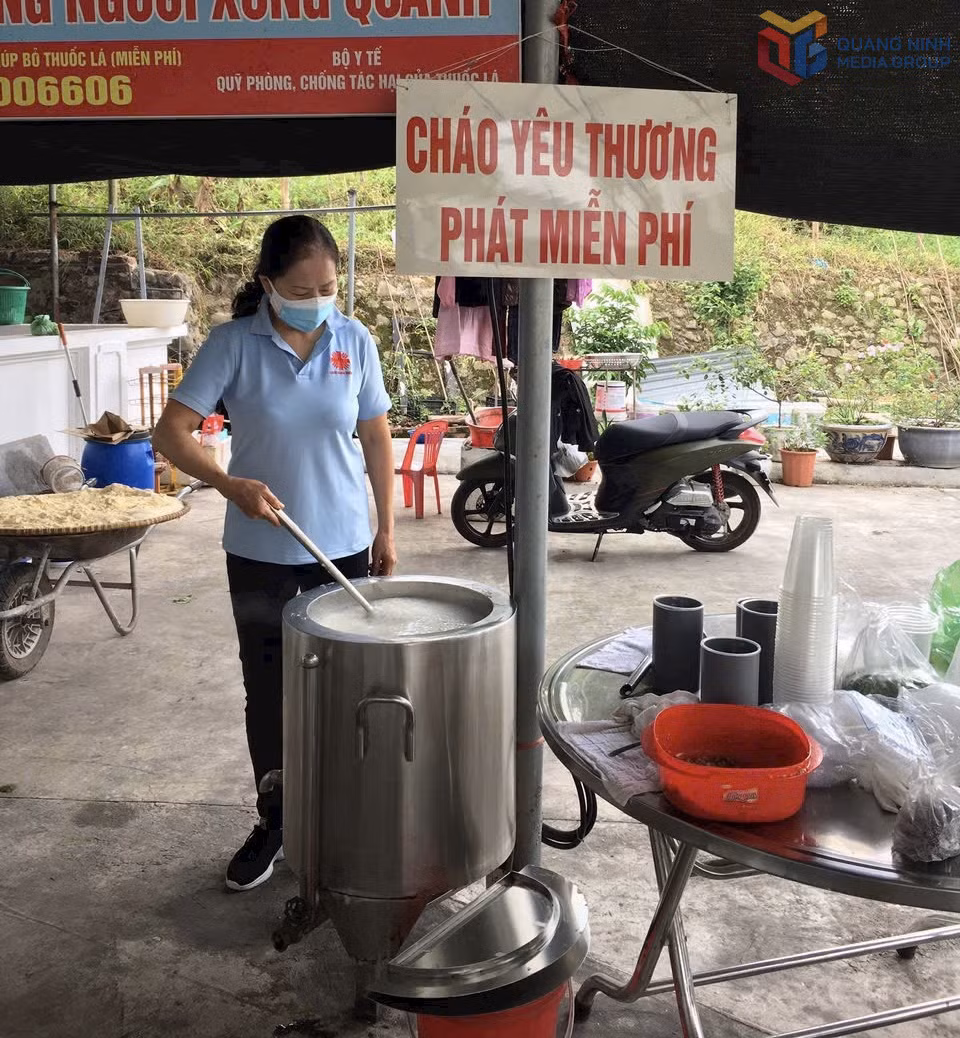 Bà Nguyễn Vân Khánh (Nhóm Bác Ái, Giáo họ Tiên Yên) nấu cháo cho bệnh nhân nghèo tại Trung tâm Y tế huyện Tiên Yên.