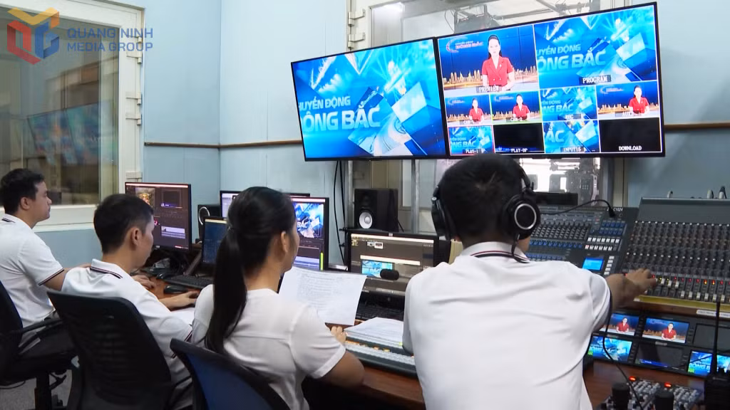 Kỹ thuật viên truyền hình của Trung tâm Truyền thông tỉnh thực hiện bản tin bằng hệ thống máy móc hiện đại, bảo đảm chất lượng hình ảnh, âm thanh và hiệu ứng kỹ thuật tối ưu trước khi phát sóng.