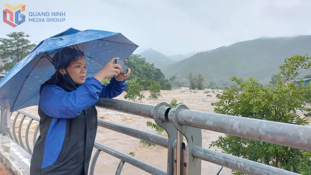 Phóng viên Hoàng Gái luôn tận dụng hết các phương tiện tác nghiệp phục vụ đưa tin tức nhanh, kịp thời.