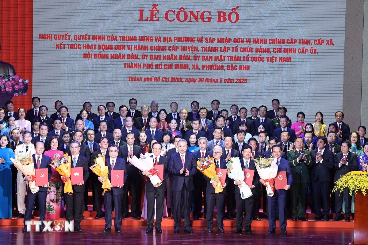 Tổng Bí thư Tô Lâm trao các nghị quyết, quyết định của Trung ương về việc sáp nhập đơn vị hành chính và thành lập tổ chức đảng, chỉ định cấp ủy, Hội đồng Nhân dân, Ủy ban Nhân dân, Ủy ban Mặt trận Tổ quốc Việt Nam của Thành phố Hồ Chí Minh. (Ảnh: Thống Nhất/TTXVN)