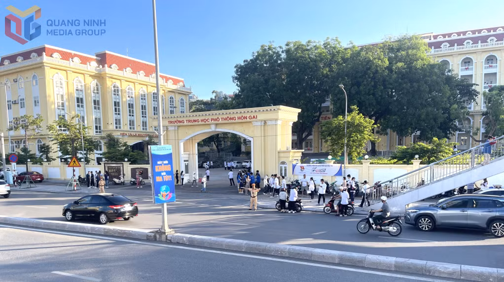 Từ 6h sáng, lực lượng CSGT đã có mặt tại cổng các trường thì để triển khai phương án đảm bảo TTATGT.