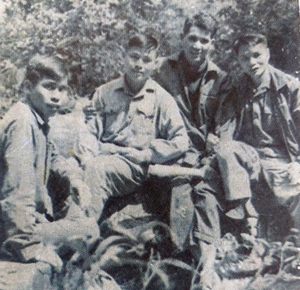 Phóng viên báo Quân Giải phóng Trung Trung Bộ tại Nước Oa (Quảng Nam) năm 1974. Ảnh tư liệu 