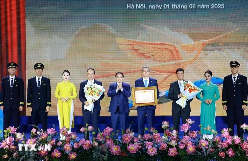 Thủ tướng Phạm Minh Chính trao Bằng khen tặng Tổng Công ty Hàng không Việt Nam. (Ảnh: Dương Giang/TTXVN)