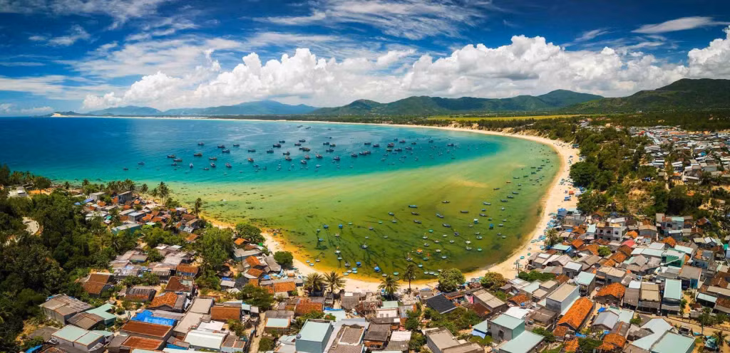 Biển trong xanh ôm lấy những dải cát trải dài, tạo nên bức tranh thiên nhiên đẹp mắt. Ảnh: Nguyễn Phan Đăng Quan