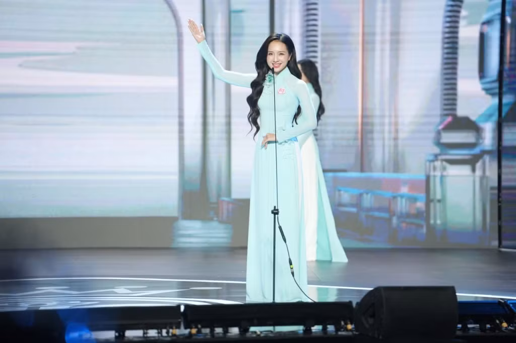 Sinh năm 2002, Hà Thị Giang Thanh sở hữu chiều cao 1,74 m, cân nặng 57 kg, với số đo ba vòng 80-62-93 cm. Tốt nghiệp Đại học Văn hóa Hà Nội, Giang Thanh từng lọt vào top 5 cuộc thi Hoa khôi Sinh viên Việt Nam do Trung ương Hội Liên hiệp Thanh niên Việt Nam tổ chức.