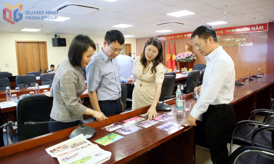 Thành viên Hội đồng Chung khảo Giải Búa liềm vàng tỉnh xem xét, đánh giá các tác phẩm ở loại hình Ảnh báo chí năm 2023. 