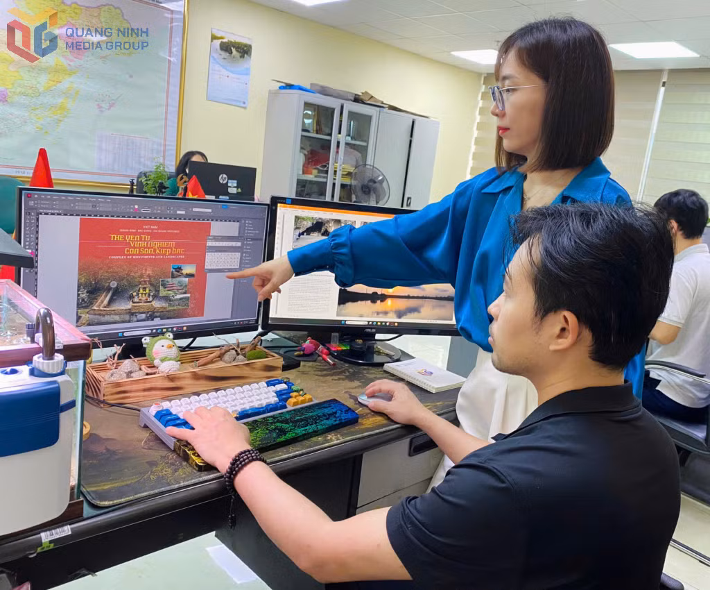 Đội ngũ nhà báo, biên tập viên Trung tâm Truyền thông tỉnh thực hiện cuốn sách ảnh đặc biệt: “The Yen Tu, Vinh Nghiem, Con Son, Kiep Bac complex of monuments and landscape”.
