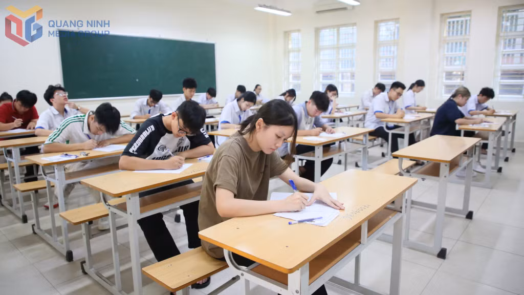 Các bạn thí sinh điền thông tin vào giấy nháp, giấy thi, tập trung trước giờ bắt đầu thi môn Ngữ văn.