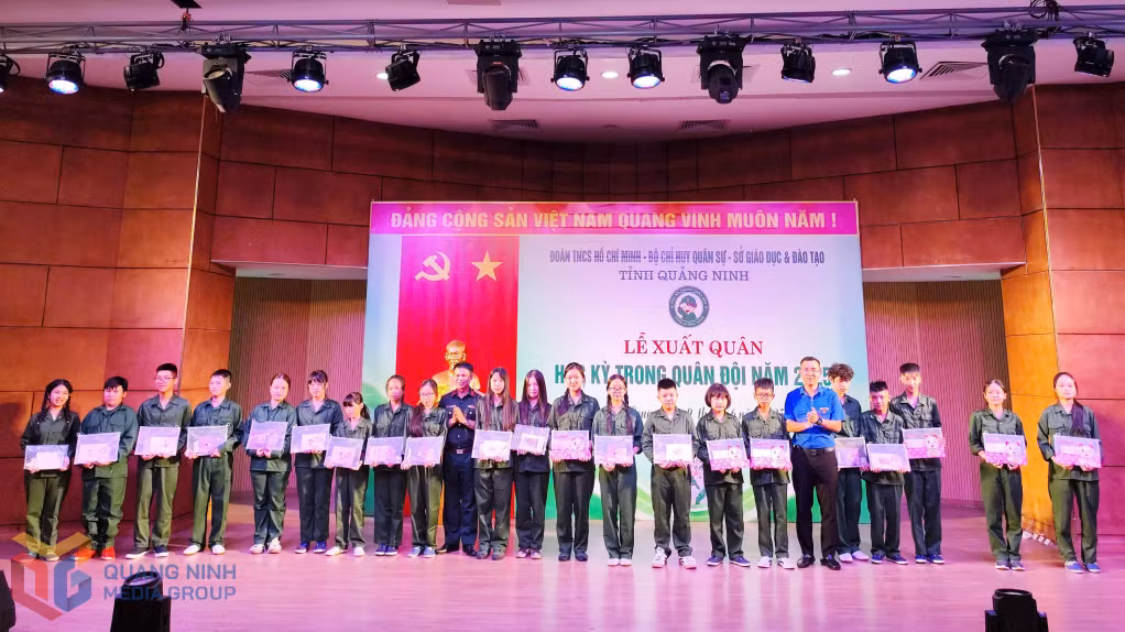 Đại diện lãnh đạo Tỉnh Đoàn và Bộ Chỉ huy Quân sự tỉnh tặng quà cho các em học sinh tham gia chương trình 