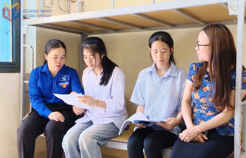 Tại các điểm thi vùng cao như huyện Ba Chẽ, công tác quan tâm, chăm lo cho thí sinh được đặc biệt chú trọng... Ảnh: Mai Hương.