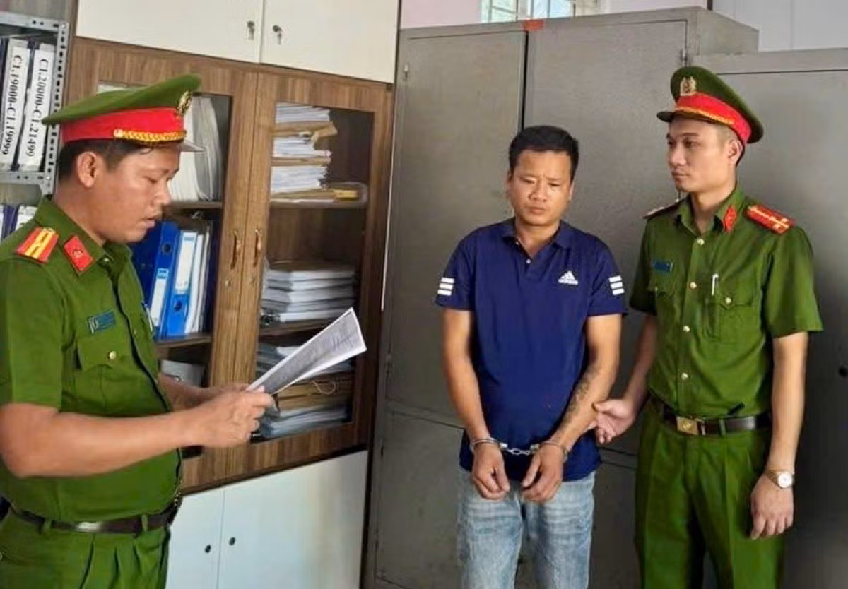 Bắt giữ đối tượng đập phá, hủy hoại tài sản của nhà bác ruột. Ảnh: Công an Thanh Hóa