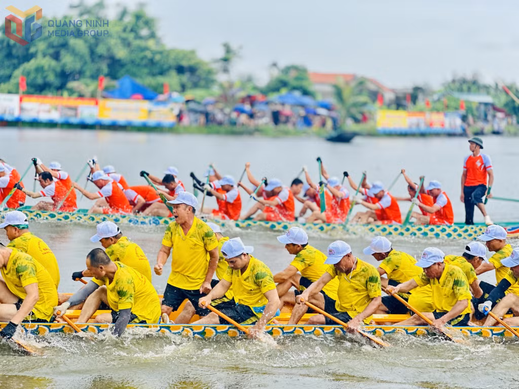 Môn đua thuyền chải góp phần khẳng định truyền thống đoàn kết của cư dân vùng đảo Hà Nam.