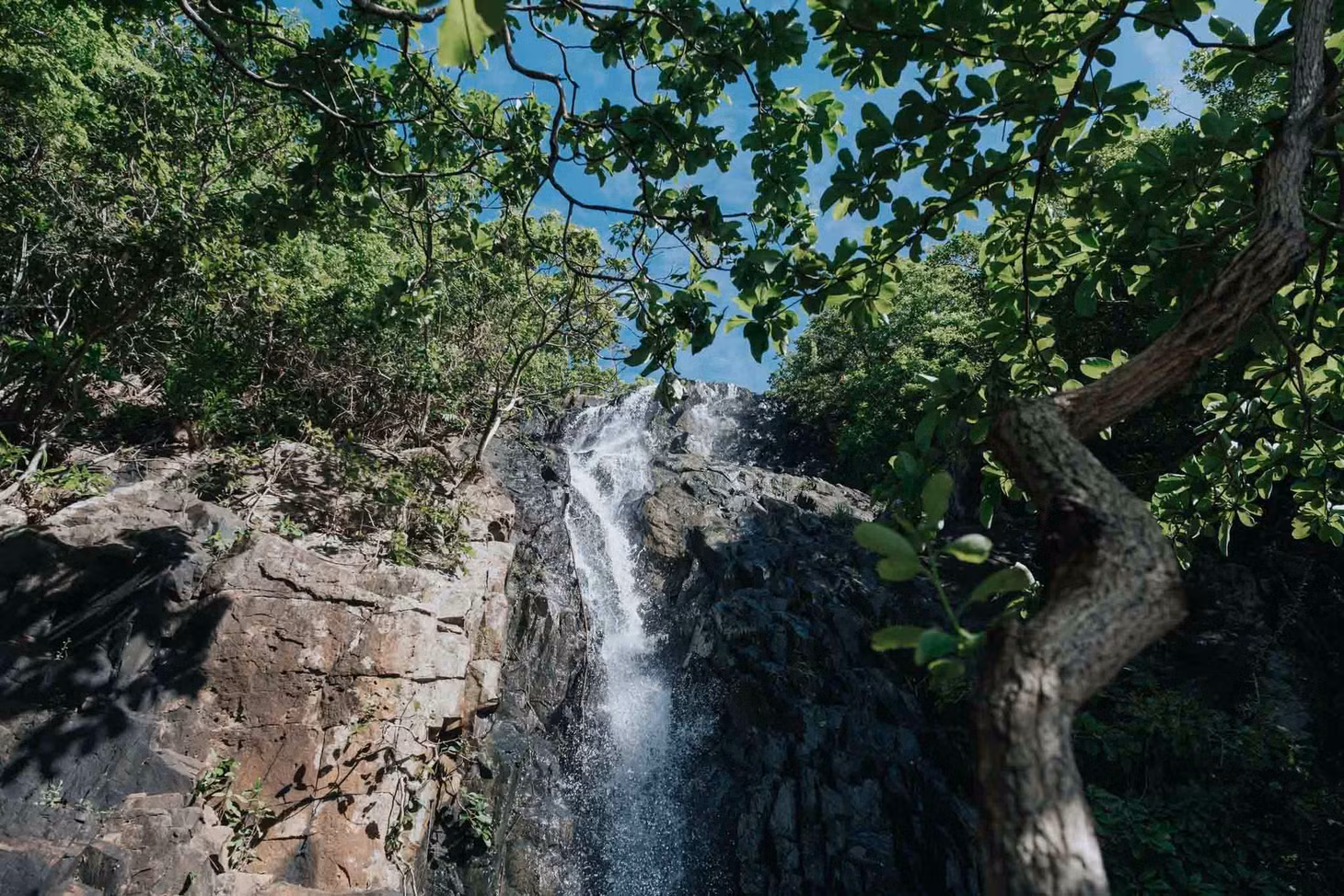 Một thác nước trong hành trình trekking. Ảnh: Diễn Phi