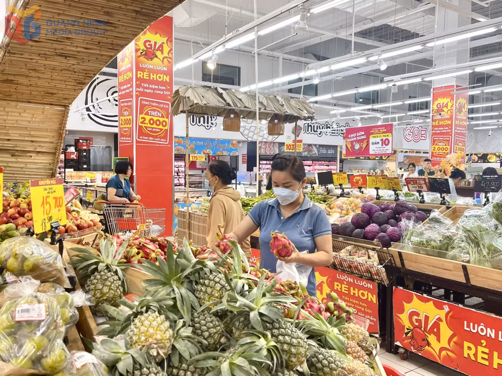 Người dân mua hàng hóa tại GO! Hạ Long.
