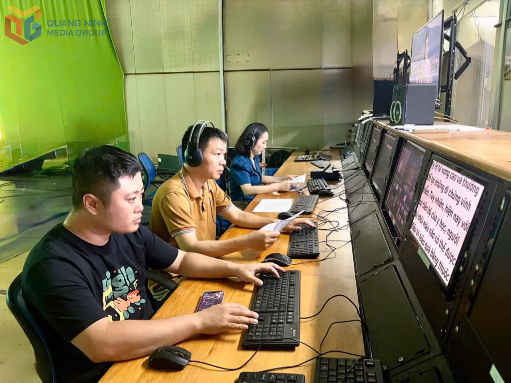Hậu trường sản xuất chương trình truyền hình tại Trung tâm Truyền hình tỉnh.