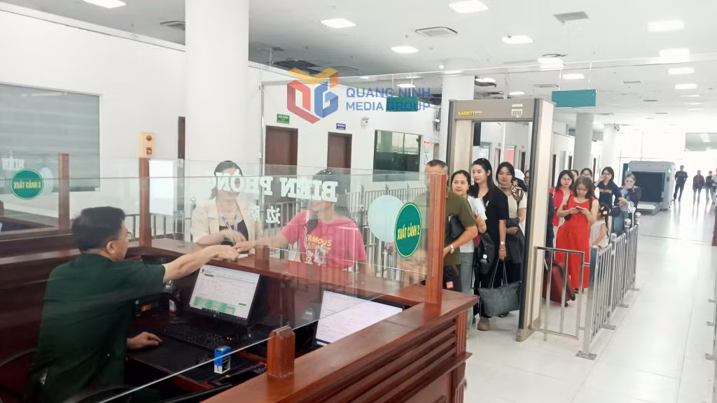 Goạt động xuất nhập cảnh khách du lịch tại Lối thông quan cửa khẩu Cầu Bắc Luân II