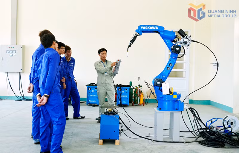 Trường Cao đẳng Việt - Hàn Quảng Ninh sử dụng nhiều trang thiết bị KHCN trong đào tạo sinh viên, góp phần xây dựng nguồn nhân lực phục vụ yêu cầu phát triển của tỉnh trong giai đoạn mới. Ảnh: Song Hà.