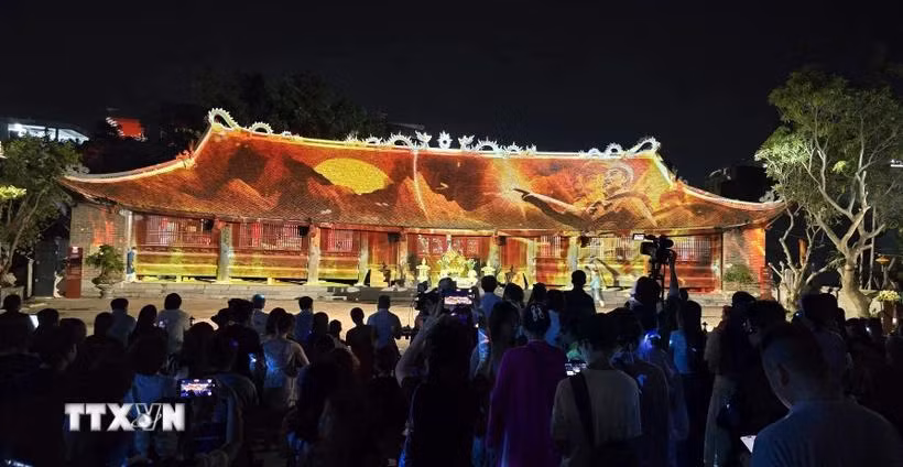Màn trình diễn 3D mapping “Sóng Bạch Đằng hào khí Ngô Quyền” trình diễn trong đêm ra mắt tour. (Ảnh: Minh Thu/TTXVN)