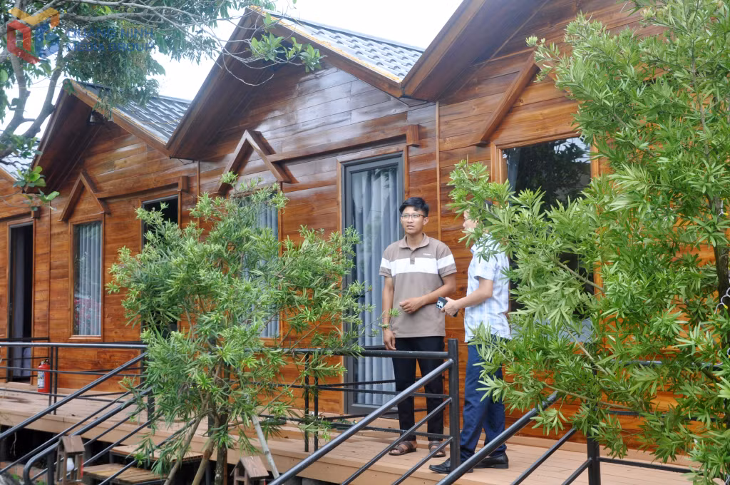 Đức Khánh là thế hệ thứ 3 trong gia đình gắn bó với Cô Tô. Anh đã đầu tư homestay 368 đón khách du lịch từ năm 2019.
