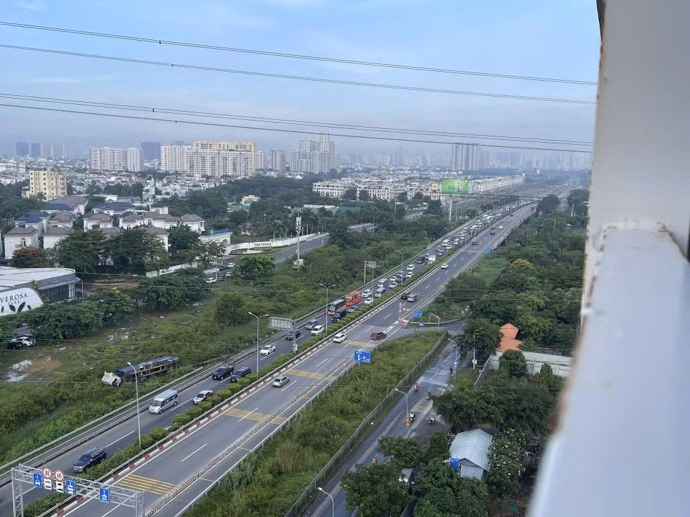 Dòng xe ùn ứ sau vụ tai nạn. Ảnh: Triều Vĩ