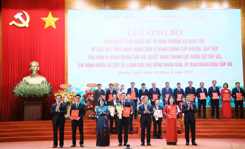 Ban Thường vụ Tỉnh uỷ trao các quyết định của Tỉnh ủy, Ban Thường vụ Tỉnh ủy, các Nghị quyết của HĐND tỉnh và tặng hoa chúc mừng Đảng bộ xã Bình Liêu