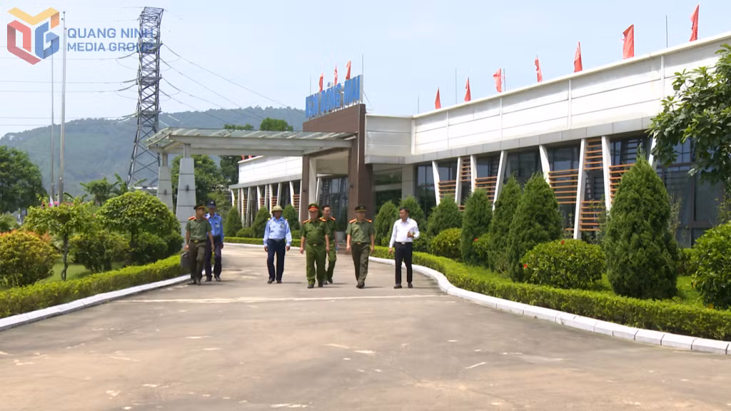 Phòng An ninh kinh tế (Công an tỉnh) phối hợp với công an phường làm việc với đại diện Xí nghiệp quản lý vận hành KCN Đông Mai nhằm nâng cao hiệu quả công tác đảm bảo ANTT tại cơ sở.