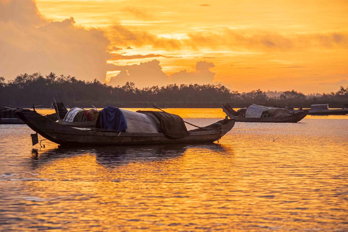 Bình minh trên phá Tam Giang. Ảnh: Xuân Đạt