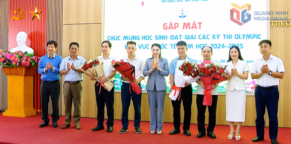 Lãnh đạo Sở GD&amp;ĐT Quảng Ninh chúc mừng các thầy cô ôn luyện đội tuyển Tin học, Trường THPT Chuyên Hạ Long có học sinh đạt giải tại kỳ thi Olympic khu vực quốc tế năm học 2024-2025.