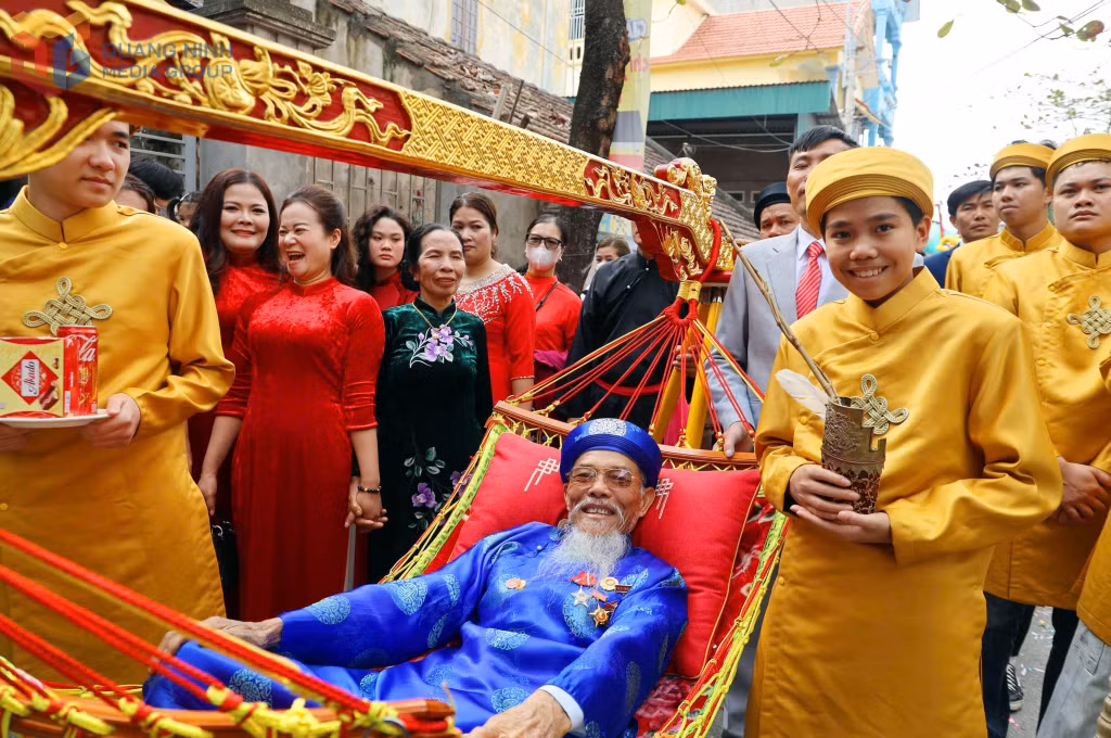 Lễ rước các cụ Thượng trong Lễ hội Tiên Công thể hiện sự biết ơn với các thế hệ tiền nhân, giáo dục lòng hiếu thảo, truyền thống với thế hệ trẻ.