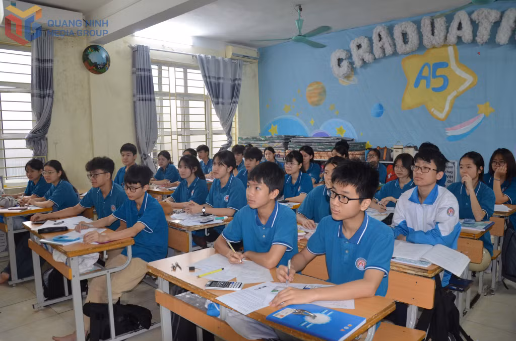 Học sinh Trường TH-THCS-THPT Nguyễn Bỉnh Khiêm (TP Hạ Long) trong giờ học.