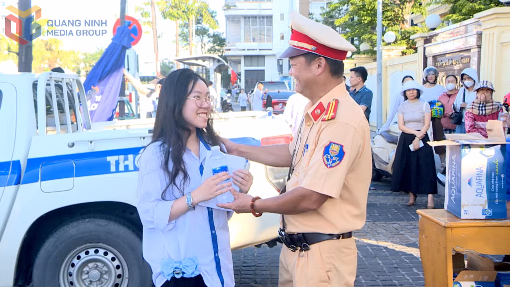 CSGT tặng nước uống và động viên thí sinh làm bài thi tốt. 