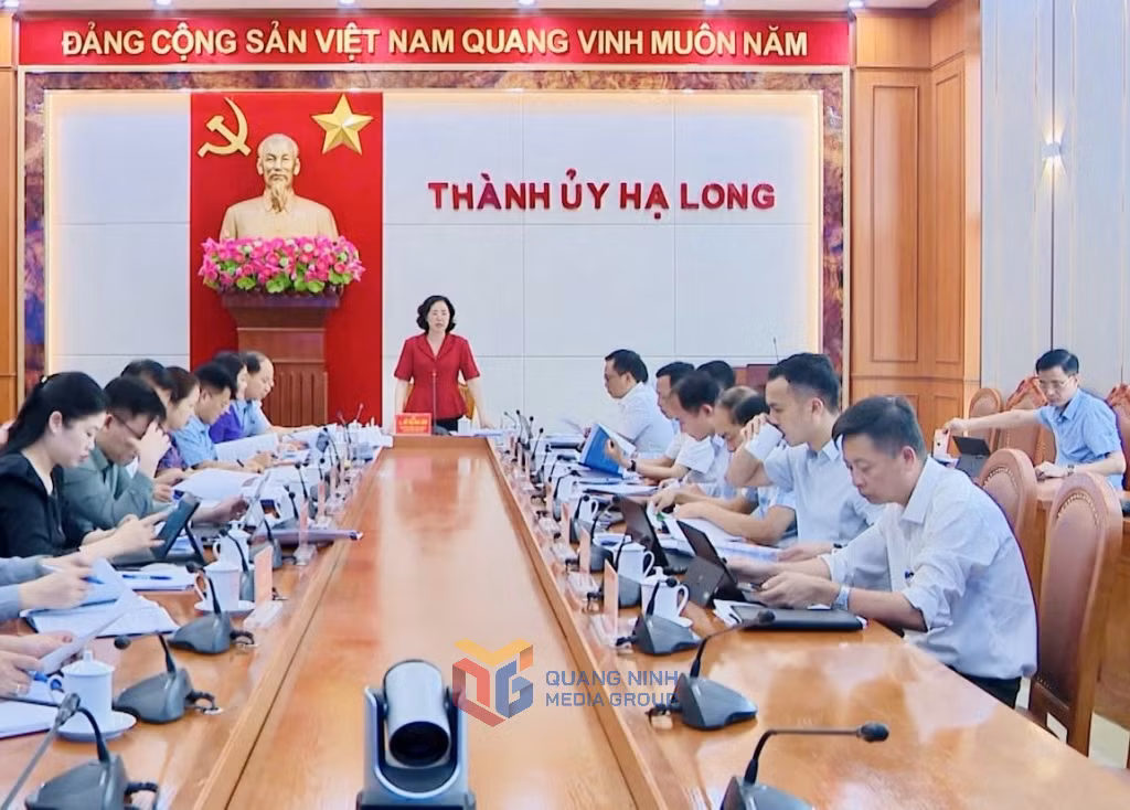 Ban Thường vụ Thành ủy Hạ Long nghe và cho ý kiến về công tác tổ chức cán bộ.