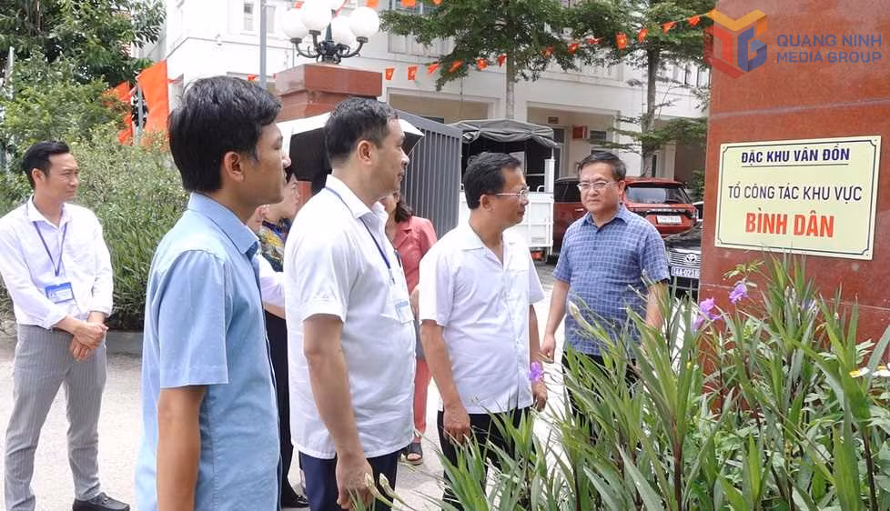 Đồng chí Cao Tường Huy, Phó Chủ tịch UBND tỉnh kiểm tra cơ sở vật chất tại Tổ công tác khu vực Bình Dân.