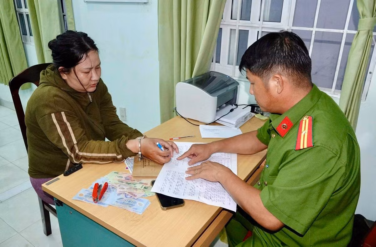 Đối tượng Nguyễn Thị Kim Ánh làm việc với công an. Ảnh: Công an