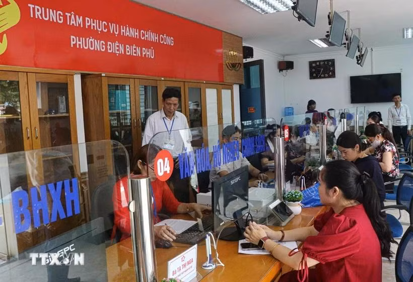Cán bộ tiếp nhận hồ sơ giải quyết thủ tục cho người dân tại Trung tâm Phục vụ hành chính công phường Điện Biên Phủ (tỉnh Điện Biên) trong ngày đầu vận hành thử nghiệm. (Ảnh: Phan Quân/ TTXVN)