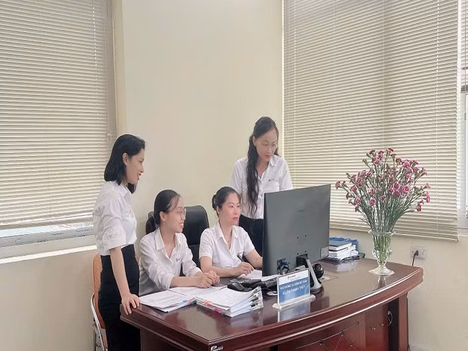 Lãnh đạo và chuyên viên phòng Tài chính Kế toán trao đổi công tác chuyển đổi số.