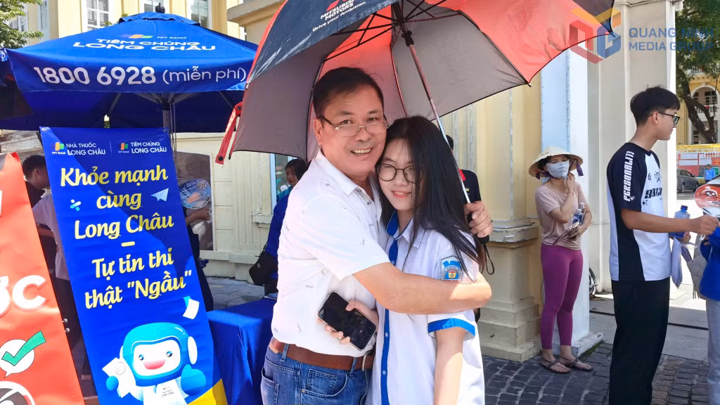Các bậc phụ huynh chào đón con em mình sau khi các sĩ tử hoàn thành bài thi Ngữ văn - môn thi đầu tiên của Kỳ thi tốt nghiệp THPT năm 2025.