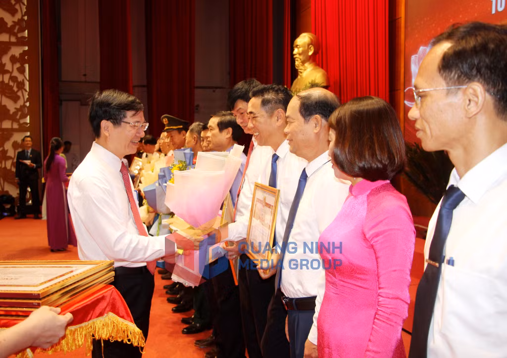 Đồng chí Vũ Quyết Tiến, Phó Bí thư Tỉnh ủy, tặng Bằng khen của Ban Thường vụ Tỉnh ủy cho tập thể, cá nhân có thành tích tiêu biểu, xuất sắc trong phong trào thi đua "Học và làm theo Bác" (6-2025). Ảnh: Mạnh Trường