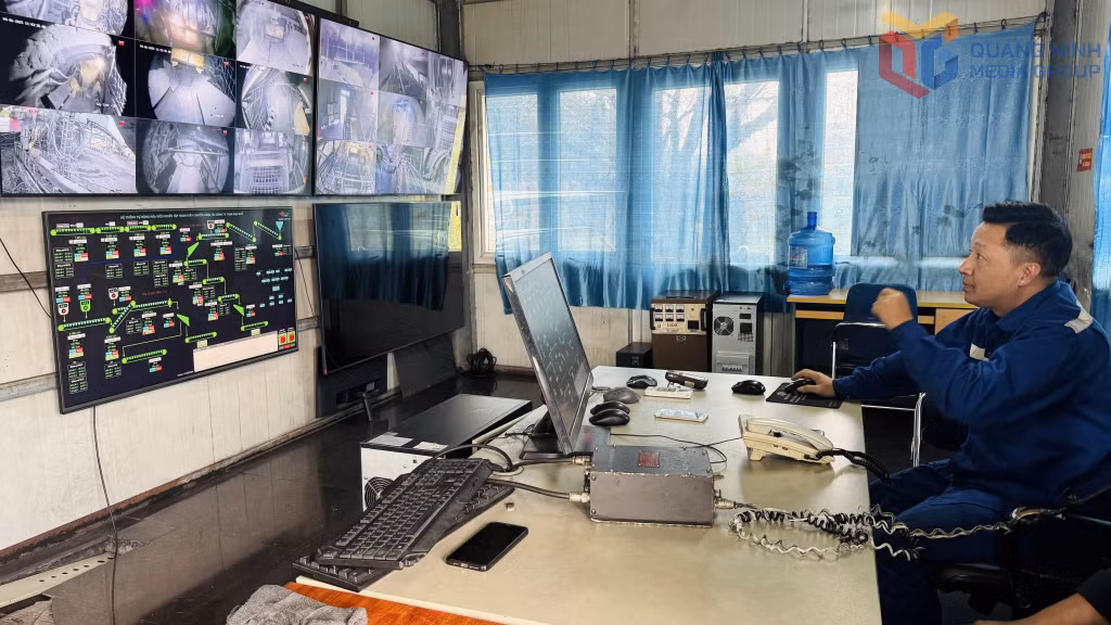 Công nhân phân xưởng Vận tải 2 vận hành hệ thống tự động hóa điều khiển tập trung các tuyến băng tải, vận chuyển than dưới hầm lò và trên mặt bằng.