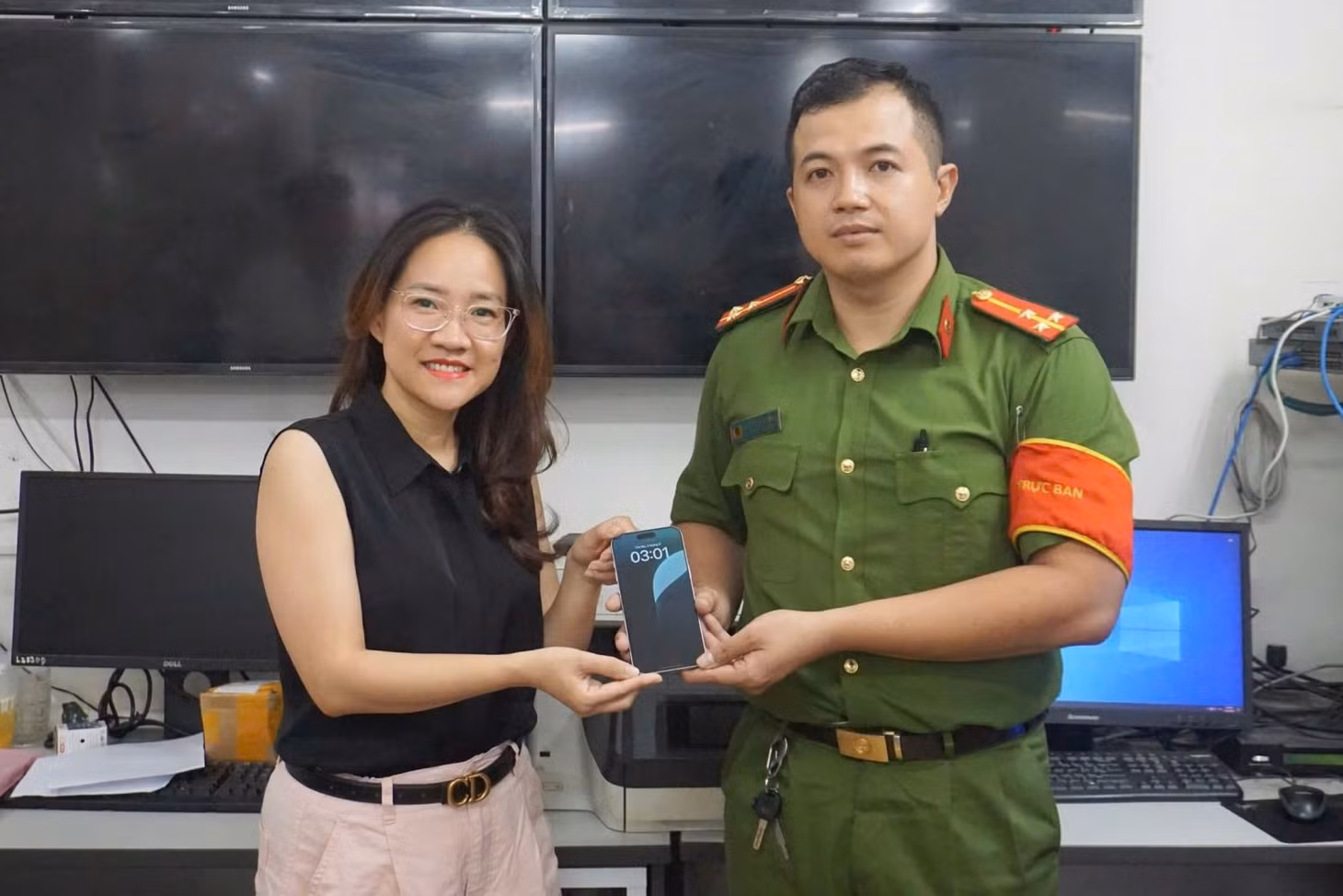 Công an trả lại tài sản cho bị hại. Ảnh: Hiển Vinh