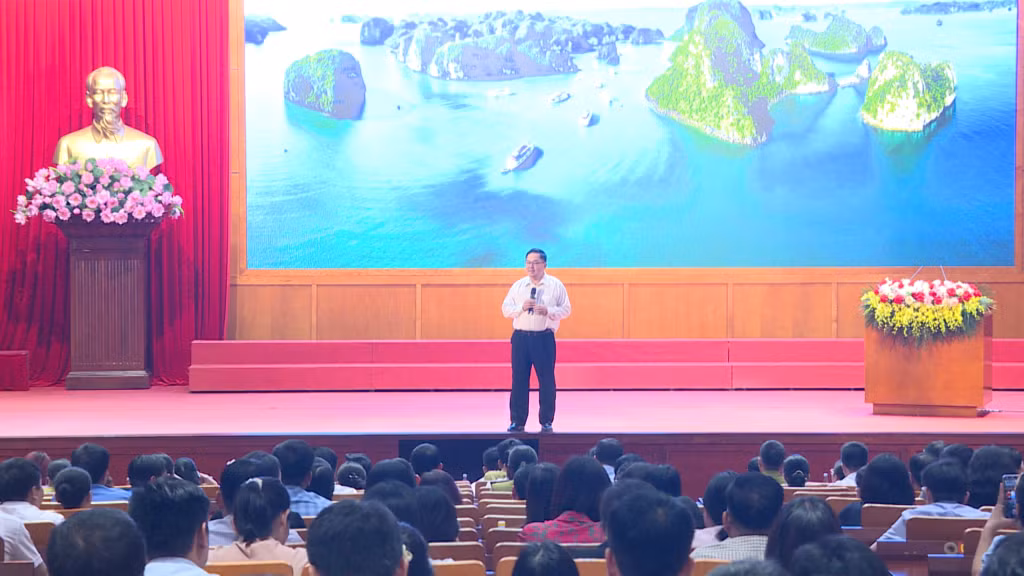 Đại diện FPT truyền đạt những kiến thức về ứng dụng trí tuệ nhân tạo AI trong hỗ trợ công tác chỉ đạo, điều hành, thực hiện nhiệm vụ tại hội nghị tập huấn.