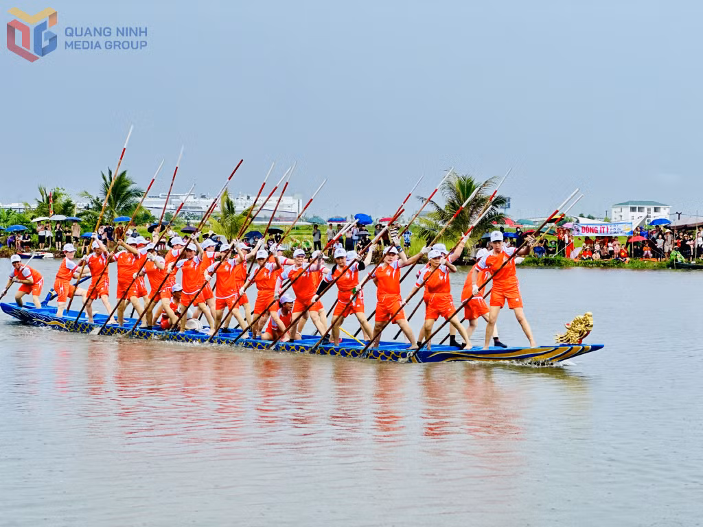 Những tay đua nữ dồn sức để về đích.